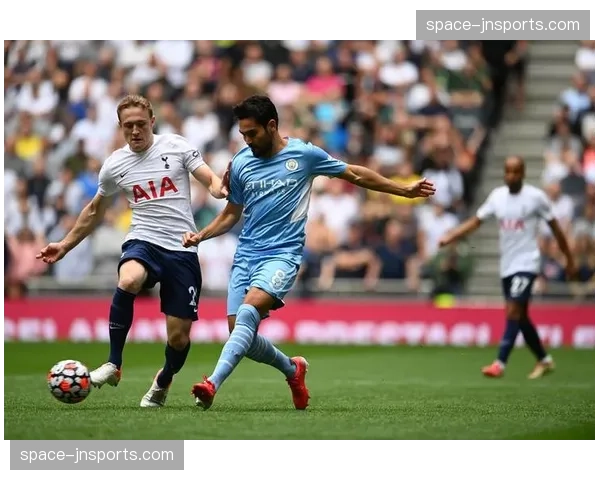 “英超奖杯巡展”抵达曼彻斯特，吸引逾万名球迷参观