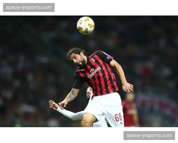 特写:里尔老将冯特在定位球攻防中数次关键解围后振臂高呼