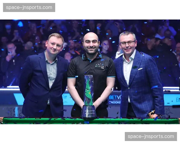 特写：菲波维奇夺得金腰带后，将奖杯献给病重的启蒙教练