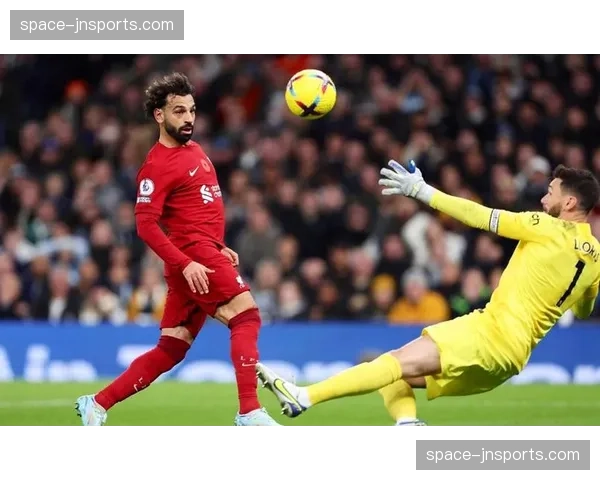 利物浦前锋萨拉赫赛后向球迷致意，安菲尔德响起掌声