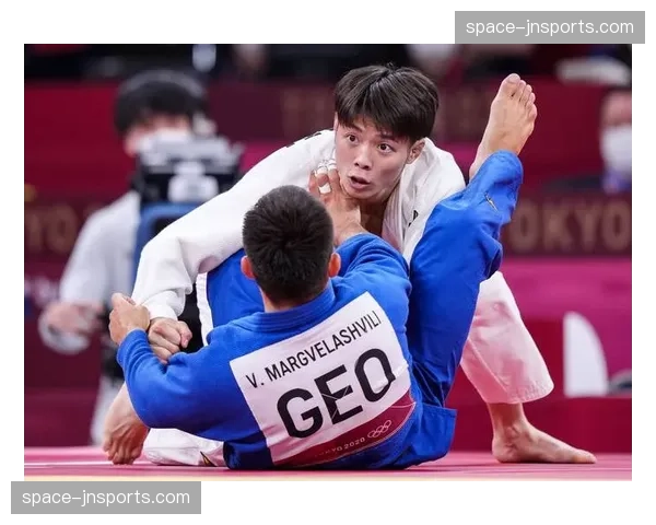 日本名将阿部一二三在男子-66公斤级决赛中负于格鲁吉亚选手，获银牌